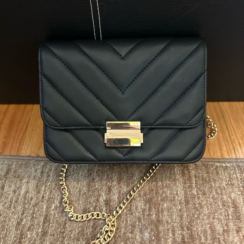 Forever 21 Black Chevron Crossbody Bag with Gold Chain